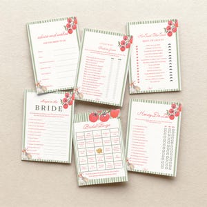 K&ouml;nnte beinhalten: Eine Sammlung von Spielkarten f&uuml;r eine Brautparty mit gr&uuml;n-wei&szlig; gestreiften R&auml;ndern und roten Tomatenillustrationen. Die Karten enthalten Spiele wie "Bridal Bingo" und "Honey Do List".