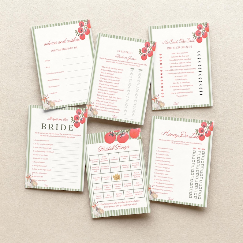 K&ouml;nnte beinhalten: Eine Sammlung von Spielkarten f&uuml;r eine Brautparty mit gr&uuml;n-wei&szlig; gestreiften R&auml;ndern und roten Tomatenillustrationen. Die Karten enthalten Spiele wie "Bridal Bingo" und "Honey Do List".