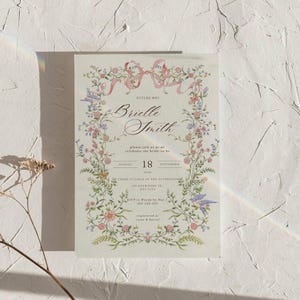 Op de afbeelding: Een bloemen trouwuitnodiging met de tekst "Future Mrs. Brielle Smith" in elegant schrift. De uitnodiging heeft een delicate bloemenrand met roze en paarse bloemen, en de datum "18 september 2010".