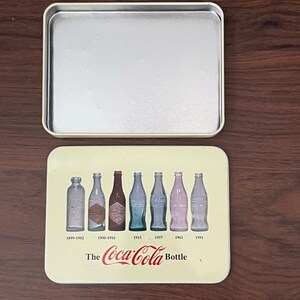 Lata de Coca Cola en forma de botella, 2010, naipes de colección Bicycle, VACÍO imagen 9