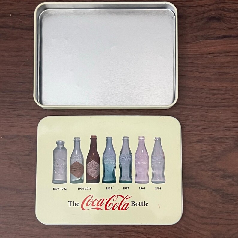 Lata de Coca Cola en forma de botella, 2010, naipes de colección Bicycle, VACÍO imagen 9