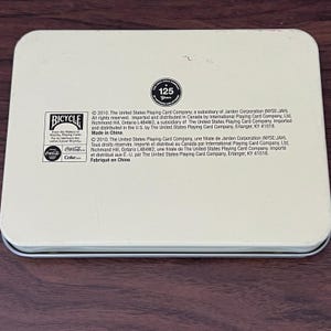 Lata de Coca Cola en forma de botella, 2010, naipes de colección Bicycle, VACÍO imagen 2