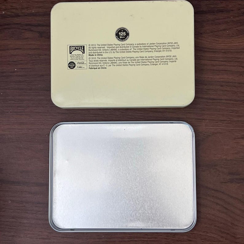 Lata de Coca Cola en forma de botella, 2010, naipes de colección Bicycle, VACÍO imagen 5