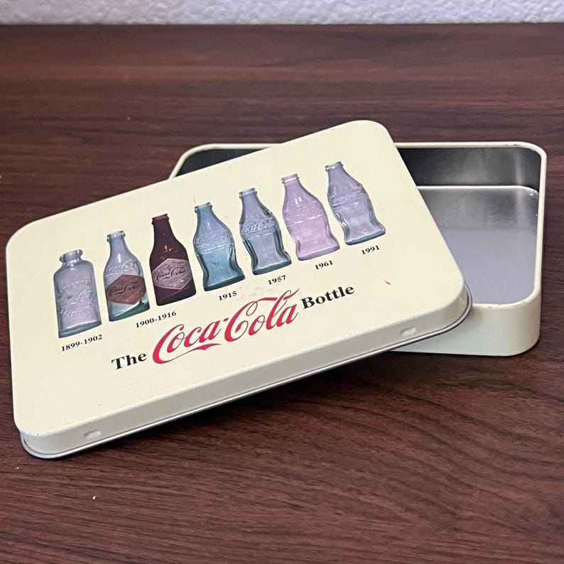 Lata de Coca Cola en forma de botella, 2010, naipes de colección Bicycle, VACÍO imagen 4