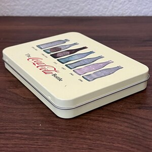 Lata de Coca Cola en forma de botella, 2010, naipes de colección Bicycle, VACÍO imagen 6