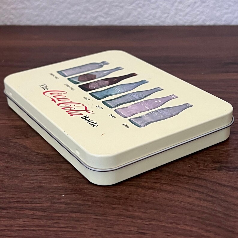 Lata de Coca Cola en forma de botella, 2010, naipes de colección Bicycle, VACÍO imagen 6