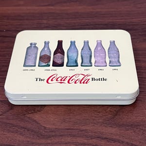 Lata de Coca Cola en forma de botella, 2010, naipes de colección Bicycle, VACÍO imagen 3