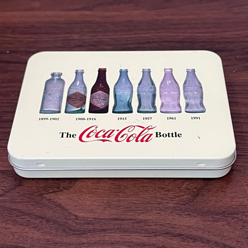 Lata de Coca Cola en forma de botella, 2010, naipes de colección Bicycle, VACÍO imagen 3