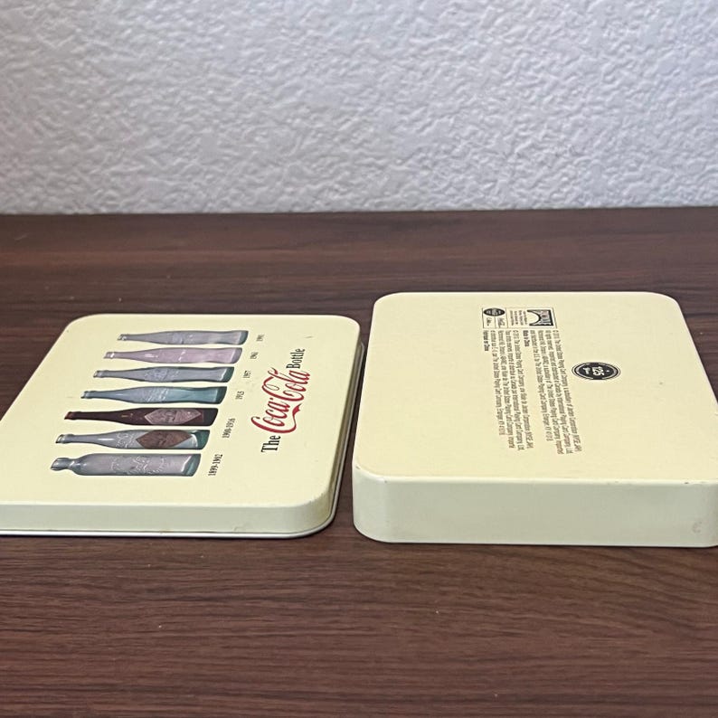 Lata de Coca Cola en forma de botella, 2010, naipes de colección Bicycle, VACÍO imagen 7