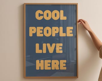 Lámina artística "La gente vive aquí", decoración divertida para dormitorio (descarga digital)