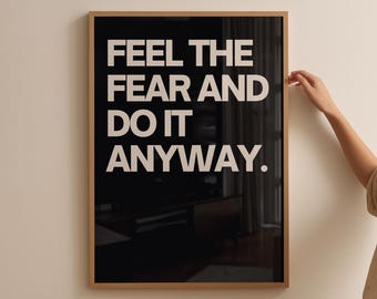 Inspirujący cytat wydrukowany w formie grafiki: Poczuj strach i zrób to mimo wszystko (wersja cyfrowa do pobrania)