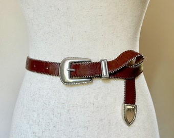Cinturón con tachuelas de cuero marrón chocolate occidental vintage de los años 90 con hebilla trenzada plateada