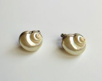 Vintage Betsy Fuller gesigneerde turboschelp en sterlingzilveren oorbellen