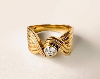 1970s 18k Gold Diamond Ring, Reeded Swirl Band, Round Diamond Solitaire, Modernist Statement Ring