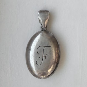 Vintage silvermedaljong med "F"
