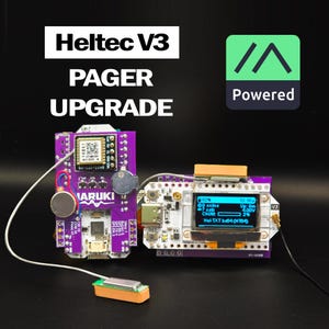 Könnte beinhalten: Zwei lila und weiße Leiterplatten mit dem Text "Heltec V3 PAGER UPGRADE". Eine Platine hat einen kleinen Bildschirm, der Daten anzeigt. Ein grünes und weißes "Powered"-Logo befindet sich in der oberen rechten Ecke.