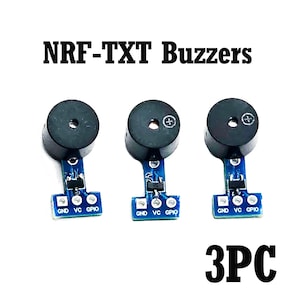 Peut inclure: Trois buzzers NRF-TXT noirs avec des circuits imprimés bleus. Chaque buzzer a un dessus circulaire avec un signe plus et un petit trou. Les circuits imprimés portent les mentions GND, VC et GPIO. Le texte "3PC" est en bas.