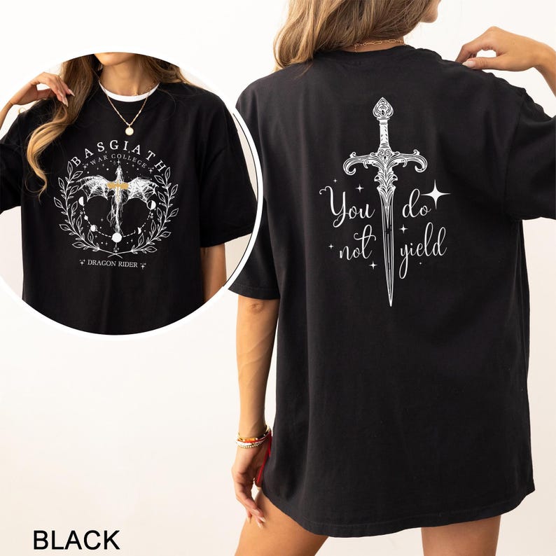 Może przedstawiać: Czarny t-shirt z białymi grafikami. Prz&oacute;d przedstawia okrągły wz&oacute;r z napisem "BASGIATH WAR COLLEGE" i "DRAGON RIDER". Tył prezentuje wz&oacute;r miecza ze słowami "You do not yield".