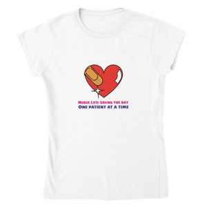 Vita da infermiera: salvare il giorno un paziente alla volta T-shirt girocollo classica da donna
