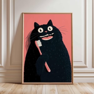 Op de afbeelding: Een ingelijste kunstafdruk met een cartoon zwarte kat die een roze tandenborstel vasthoudt. De kat lacht breeduit en laat zijn tanden zien tegen een roze achtergrond. Het kunstwerk wordt gepresenteerd in een houten lijst.