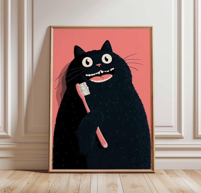 Op de afbeelding: Een ingelijste kunstafdruk met een cartoon zwarte kat die een roze tandenborstel vasthoudt. De kat lacht breeduit en laat zijn tanden zien tegen een roze achtergrond. Het kunstwerk wordt gepresenteerd in een houten lijst.