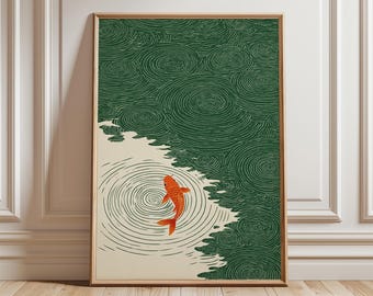 Könnte beinhalten: Gerahmter Kunstdruck mit einem leuchtend orangefarbenen Koi-Fisch, der in einem Teich schwimmt. Das Kunstwerk hat eine grüne und cremefarbene Farbpalette mit japanischer Ästhetik. Der Koi ist von konzentrischen Kreisen umgeben, und der Hintergrund weist wirbelnde Muster auf.