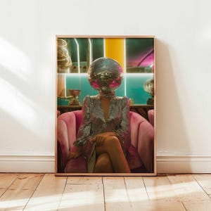 Poster di donna con testa di palla da discoteca, arte murale funky retrò glamour, stampa di moda audace da discoteca, arredamento in stile pop art, arte surreale senza cornice