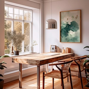 Puede incluir: Una habitaci&oacute;n luminosa con un escritorio de madera y dos sillas. Una gran ventana ofrece vistas a los &aacute;rboles. Una impresi&oacute;n floral enmarcada cuelga de la pared. Una l&aacute;mpara colgante plateada cuelga sobre el escritorio. El escritorio tiene patas de metal.