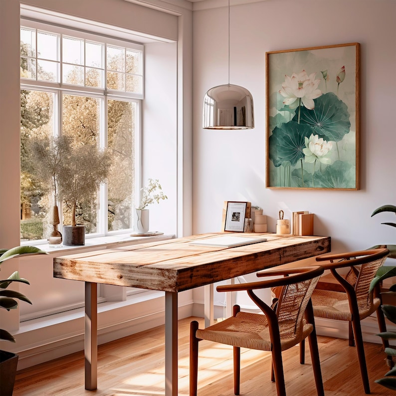 Puede incluir: Una habitaci&oacute;n luminosa con un escritorio de madera y dos sillas. Una gran ventana ofrece vistas a los &aacute;rboles. Una impresi&oacute;n floral enmarcada cuelga de la pared. Una l&aacute;mpara colgante plateada cuelga sobre el escritorio. El escritorio tiene patas de metal.