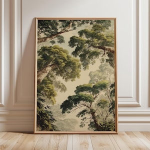 Puede incluir: Una impresión artística enmarcada que presenta una escena de bosque con árboles altos y exuberante follaje verde. La obra de arte tiene una estética vintage, con una paleta de colores suaves de verdes, marrones y cremas. La impresión se muestra en un marco de madera.