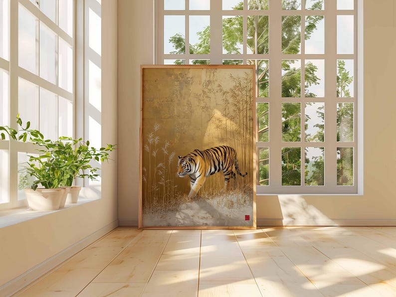 K&ouml;nnte beinhalten: Ein gerahmtes Kunstwerk mit einem Tiger, der durch eine goldfarbene Landschaft mit Bambus geht. Der Tiger hat schwarze Streifen auf orangefarbenem Fell. Das Kunstwerk wird in einem Raum mit Fenster und Pflanzen ausgestellt.