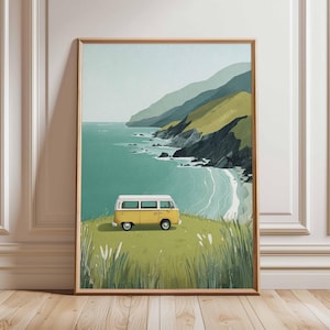 Op de afbeelding: Een ingelijste kunstafdruk met een gele en witte vintage busje geparkeerd op een grasheuvel met uitzicht op een turquoise oceaan en rotsachtige kustlijn. Het landschap omvat groene heuvels en een lichtblauwe lucht.