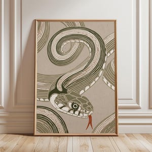 Könnte beinhalten: Ein gerahmter Kunstdruck mit einer stilisierten Illustration einer Schlange mit gewundenem Körper. Die Schlange ist in Olivgrün-, Creme- und Brauntönen auf hellbeigem Hintergrund dargestellt, wobei eine kleine rote gespaltene Zunge sichtbar ist.