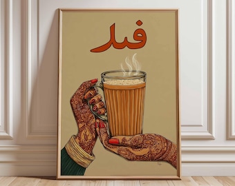Puede incluir: Impresión artística enmarcada con una ilustración de tonos cálidos. Dos manos, adornadas con tatuajes de henna y esmalte de uñas rojo, sostienen una taza de vidrio con té humeante. La palabra "فنجان" está escrita en naranja.