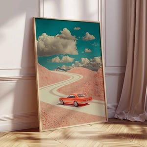 K&ouml;nnte beinhalten: Gerahmter Kunstdruck mit einer surrealen Landschaft, einer kurvenreichen Stra&szlig;e und einem orangefarbenen Oldtimer. Der Himmel ist t&uuml;rkis mit wei&szlig;en Wolken. Die H&uuml;gel sind rosa und erzeugen eine traumhafte Szene.