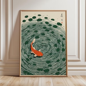 Può includere: Stampa artistica incorniciata raffigurante una carpa koi arancione che nuota in uno stagno con ninfee verdi. L'acqua è rappresentata da linee vorticose, creando un senso di movimento. L'opera d'arte è in stile tradizionale giapponese.