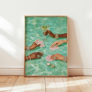 Stampa artistica di lusso con poker da biliardo – Poster glamour con cocktail e giochi di carte, elegante decorazione da parete per lounge, bar o sala glamour (senza cornice)