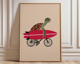 Könnte beinhalten: Gerahmter Kunstdruck mit einer Cartoon-Schildkröte auf einem Fahrrad mit einem roten Surfbrett. Die Schildkröte hat einen braunen Panzer und einen grünen Kopf und Gliedmaßen. Das Fahrrad ist schwarz, der Hintergrund beige.
