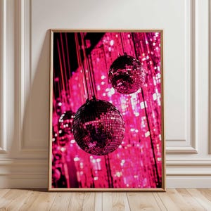Plakat Disco Ball – Różowe neonowe światła z błyszczącymi lustrzanymi kulami, sztuka imprezowa w stylu retro, wystrój klubu nocnego, wydruk na parkiecie w stylu lat 70.