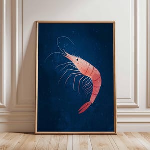 Póster de camarones, adorable arte mural de mariscos, ilustración de langostinos rosados sobre fondo azul marino, decoración de cocina oceánica, estampado de animales náuticos, arte de criaturas marinas