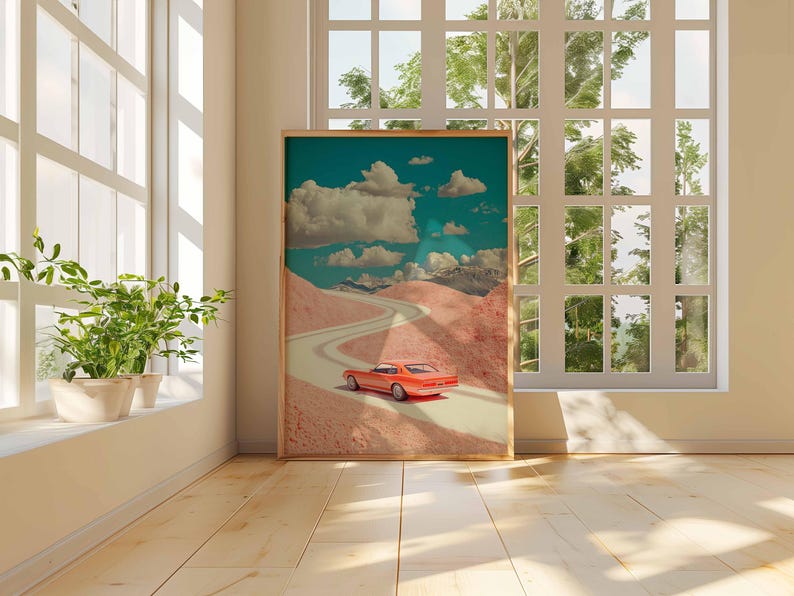 K&ouml;nnte beinhalten: Ein gerahmter Kunstdruck mit einem Oldtimer in Orange auf einer kurvenreichen Stra&szlig;e durch eine bergige Landschaft unter einem bew&ouml;lkten Himmel. Das Kunstwerk hat eine Retro-&Auml;sthetik mit einer Farbpalette aus Orange, T&uuml;rkis und Rosa.