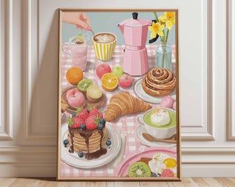 Puede incluir: Una impresión enmarcada de una escena de desayuno. Un mantel a cuadros rosa muestra una pila de panqueques con bayas, un cruasán, café, fruta y una cafetera rosa. Una mano revuelve el café en una taza. Los narcisos amarillos están en un jarrón.