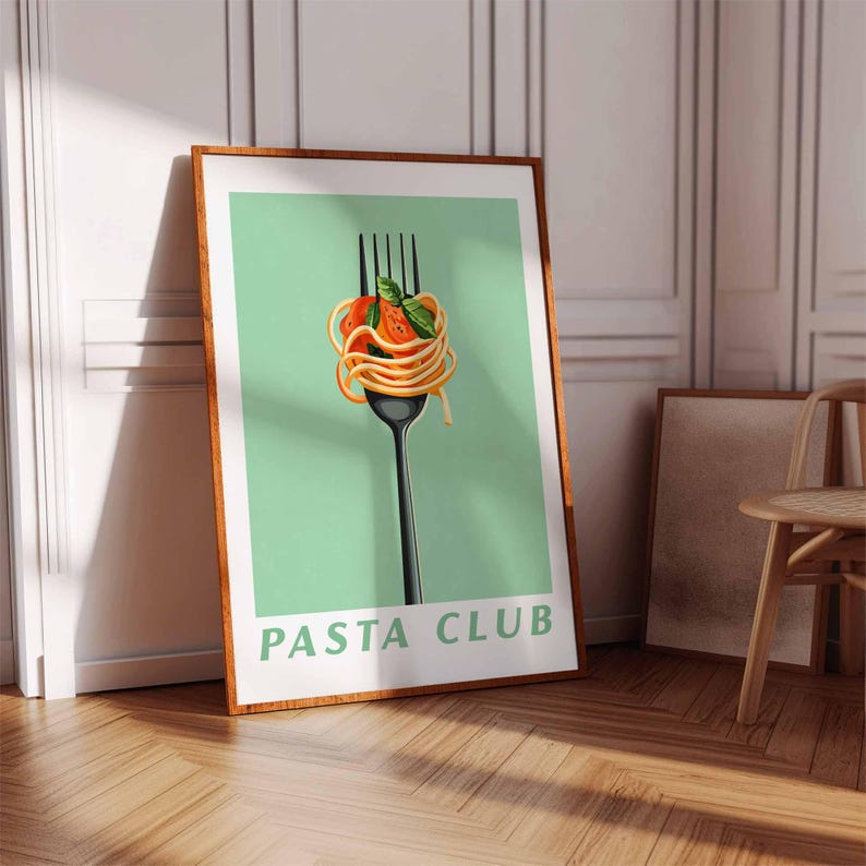 Op de afbeelding: Een ingelijste poster met een lichtgroene achtergrond toont een zwarte vork met spaghetti, tomaat en basilicum. De woorden "PASTA CLUB" staan in het wit onderaan. De lijst is bruin.