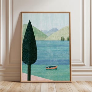 以下が含まれることがあります： 湖の風景を描いた額入りのアートプリント。濃い緑色の木、小さなオレンジ色のボート、緑の丘が薄い青色の空の下に描かれています。水面は青とターコイズの混合色です。