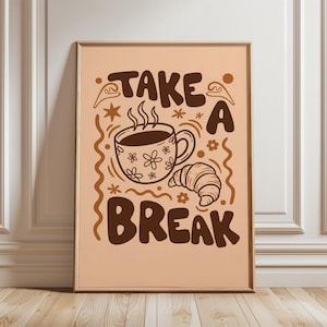 Könnte beinhalten: Eine weiße Keramik-Tasse mit schwarzem Henkel und dem Text "But First, Coffee" in schwarzer, fetter Schrift. Die Tasse steht auf einer weißen Oberfläche.