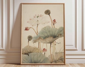 Op de afbeelding: Ingelijste botanische print met een aquarel illustratie van lotusbloemen en -bladeren. Het kunstwerk toont witte en roze bloesems, grote groene bladeren en zaaddozen. De print is gevat in een lichtbruine houten lijst, wat een vintage esthetiek creëert.