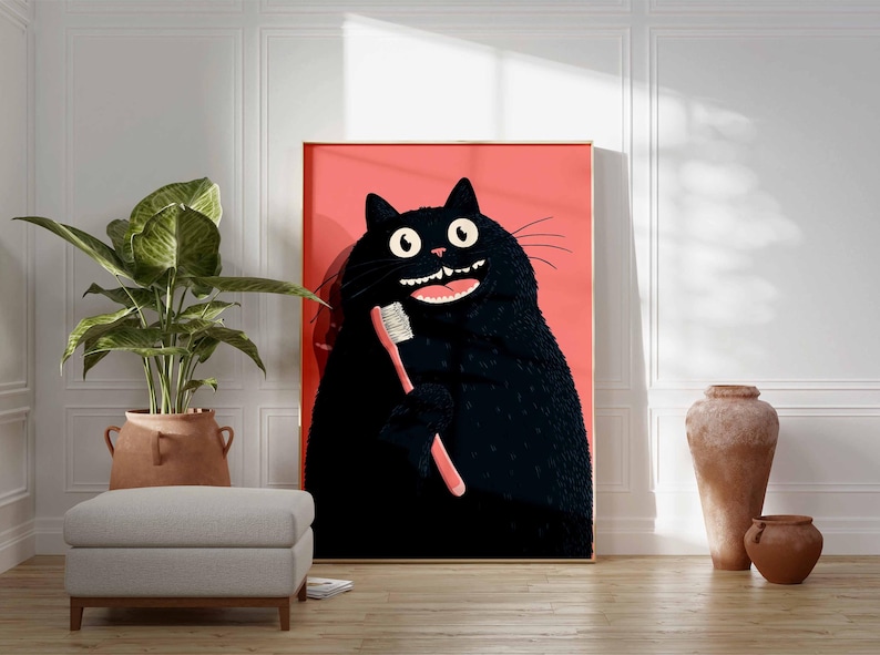 Op de afbeelding: Een ingelijste kunstdruk met een cartoon zwarte kat die zijn tanden poetst met een roze tandenborstel. De kat heeft grote witte ogen en een brede, tandige grijns. De achtergrond is effen koraalkleurig.