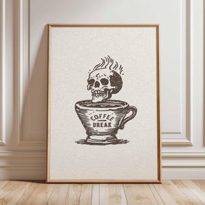 Könnte beinhalten: Gerahmter Druck mit einer detaillierten Illustration eines Schädels, der aus einer Kaffeetasse aufsteigt. Auf der Tasse steht "COFFEE BREAK". Das Kunstwerk ist in Braun- und Beigetönen gehalten, mit einer Vintage-Skizzenästhetik.
