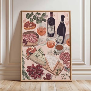 Puede incluir: Una impresión enmarcada que presenta una naturaleza muerta de una tabla de charcutería con botellas de vino, copas, queso, uvas, higos y salami. La paleta de colores incluye tonos de rosa, rojo y marrón. La obra de arte es una pieza decorativa para una cocina o comedor.