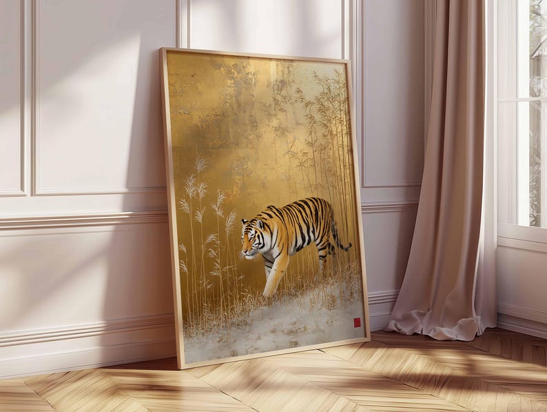K&ouml;nnte beinhalten: Gerahmter Kunstdruck mit einer detaillierten Illustration eines Tigers, der durch eine goldfarbene Landschaft geht. Der Tiger hat orange und schwarze Streifen. Das Kunstwerk befindet sich in einem Holzrahmen und lehnt an einer wei&szlig;en Wand und einem Holzboden.